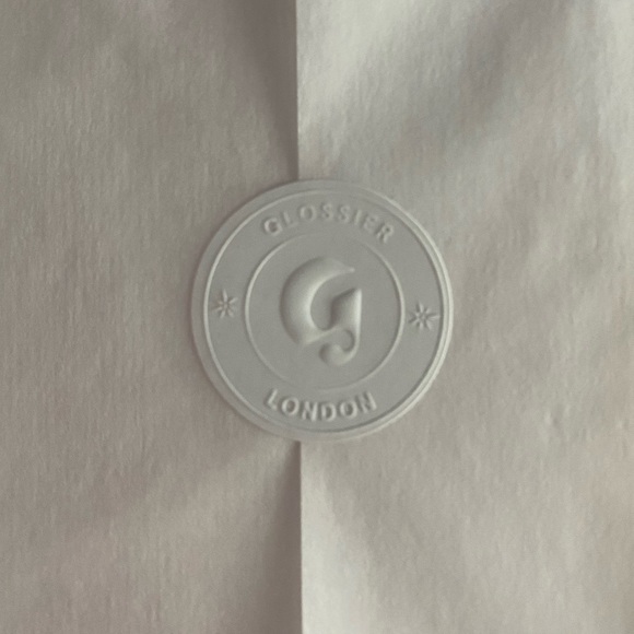 GLOSSIER LONDON PASSPORT COVER - Picture 7 of 9